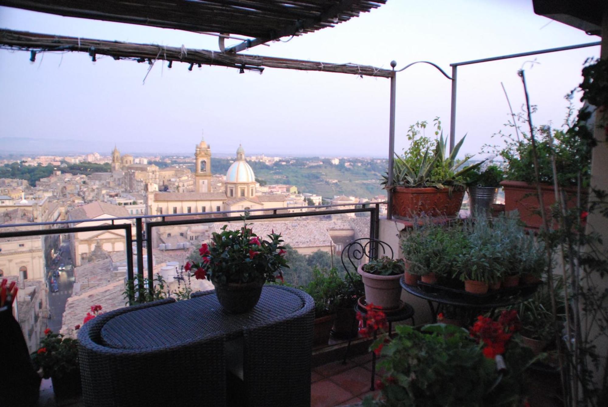 Casa Tipica Siciliana Patronale Home Bedandbreakfast Tremetrisoprailcielo Camere Con Vista, Colazione Interna In Terrazzo Panoramico Caltagirone Exterior foto