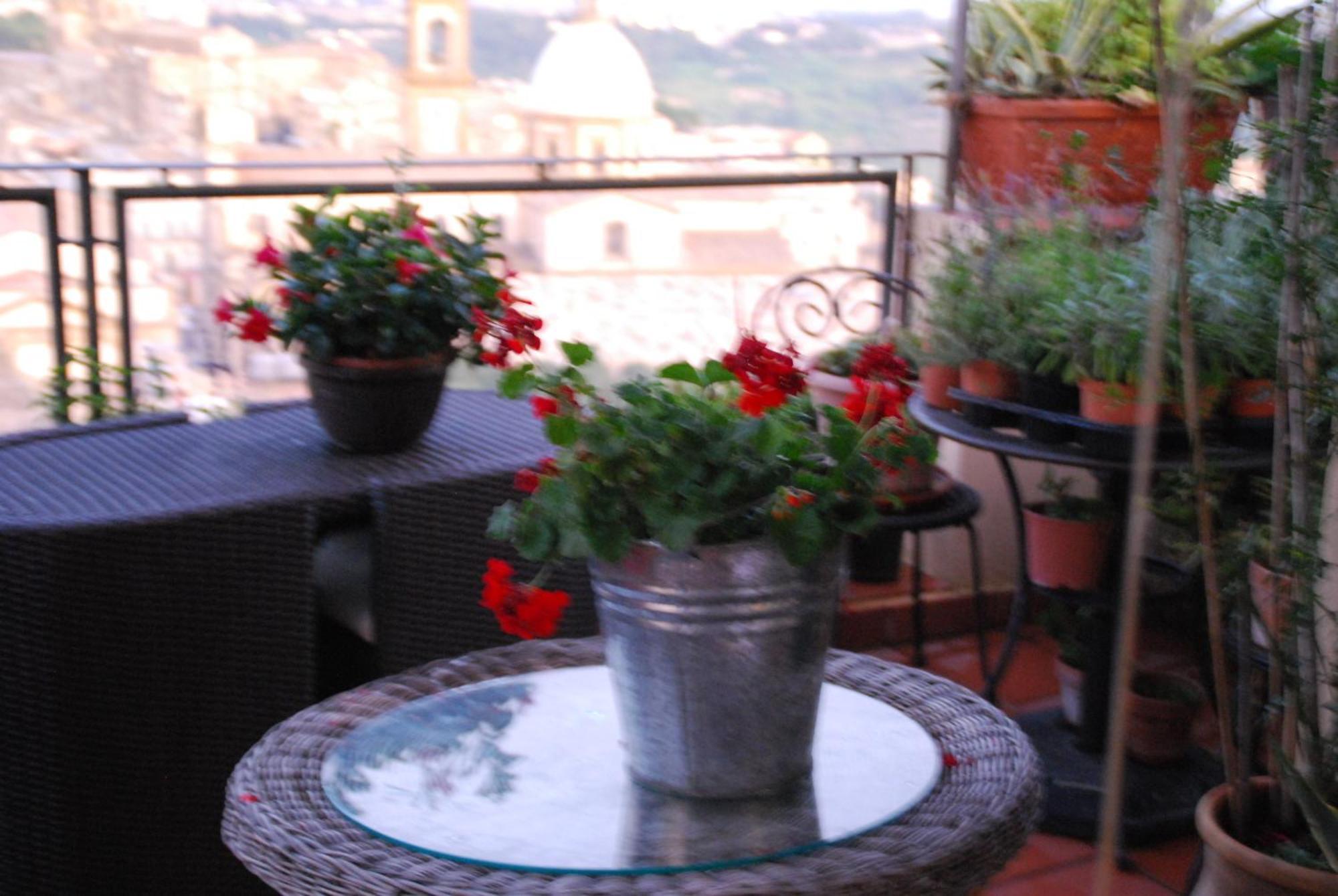 Casa Tipica Siciliana Patronale Home Bedandbreakfast Tremetrisoprailcielo Camere Con Vista, Colazione Interna In Terrazzo Panoramico Caltagirone Exterior foto