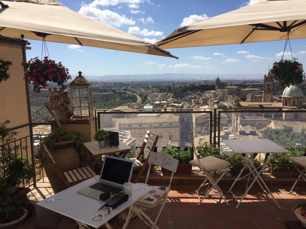 Casa Tipica Siciliana Patronale Home Bedandbreakfast Tremetrisoprailcielo Camere Con Vista, Colazione Interna In Terrazzo Panoramico Caltagirone Exterior foto