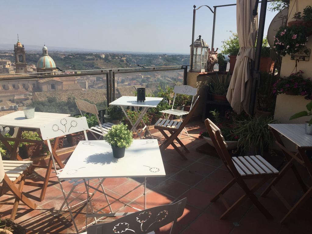 Casa Tipica Siciliana Patronale Home Bedandbreakfast Tremetrisoprailcielo Camere Con Vista, Colazione Interna In Terrazzo Panoramico Caltagirone Exterior foto