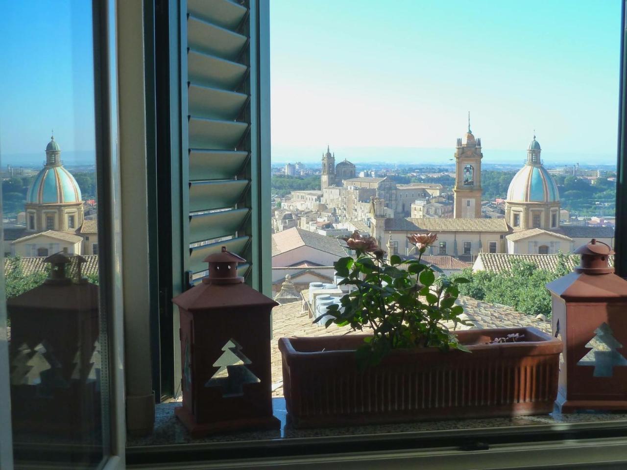 Casa Tipica Siciliana Patronale Home Bedandbreakfast Tremetrisoprailcielo Camere Con Vista, Colazione Interna In Terrazzo Panoramico Caltagirone Exterior foto
