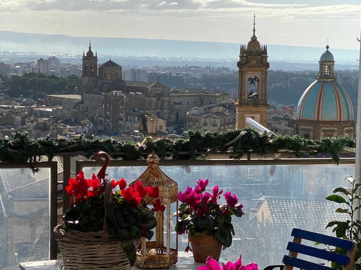 Casa Tipica Siciliana Patronale Home Bedandbreakfast Tremetrisoprailcielo Camere Con Vista, Colazione Interna In Terrazzo Panoramico Caltagirone Exterior foto